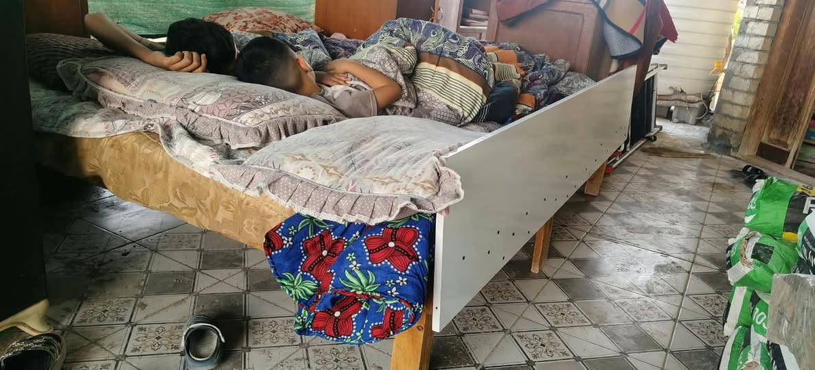 غرفه للبيع نظيفه ما بيها اي كسر يرادلها يدات وتلميع سعرها 250 وبيها مجال مكاني صويره قريه الصامدين ***********
