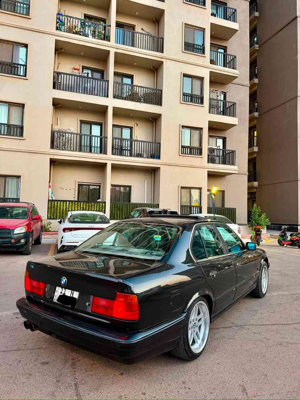 بي أم دبليو BMW موديل 1991اصل 
حجم 535 اصل عليهه مكينه وكير صقر 28 دبل فانوس 
فتحة السياره 
تبريد شغال 
كهربائيات شغاله 
￼السياره جاهزة للاخير مابيهه اي نقص 
السعر 65 
بغداد السيديه

***********
