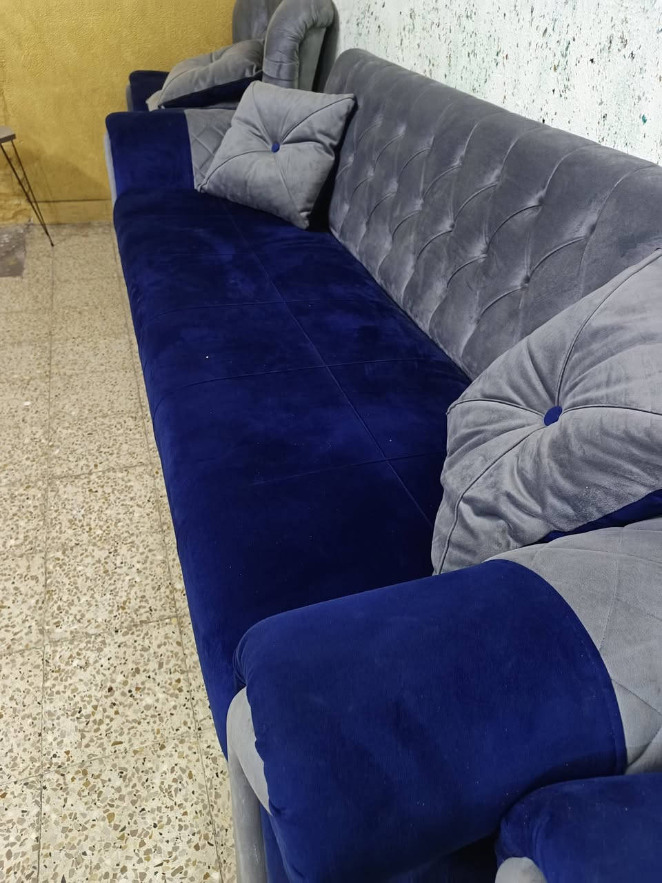 تخم للبيع كامل مقاعد بلوك صار سنه مدوشم جديد وكامل مع الاسفنج ١٠ كوشات رجل وزن ثقيل صار عليه فوك المليون رايدة ٥٥٠ مكاني بغداد المحمودية *********** بي واتساب
