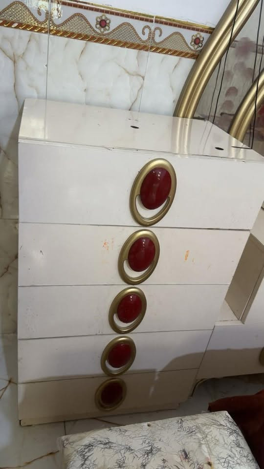 غرفه تركيه نضيفه بيه ملاحظات قليله ٤ قطع 
سعره ب مليون وبيه مجال مكان الكوفه البراكيه استفسار *********** واتساب
