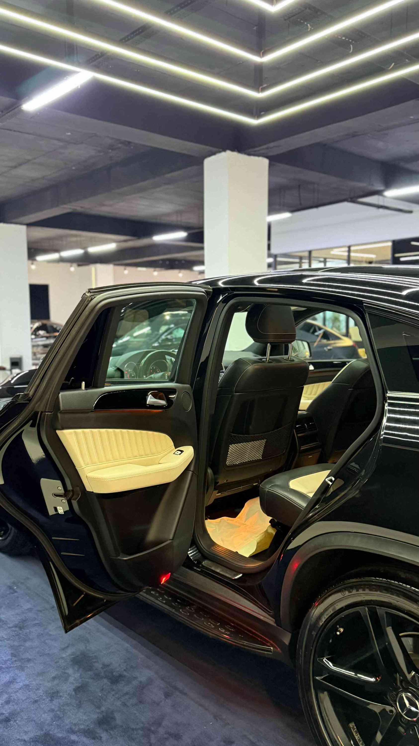 Mercedes-benz GLE43 AMG-full iption Black🖤 & white🤍 2018 69,000mil Call for price: *********** ***********

