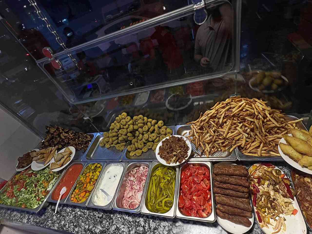 مطعم للبيع كامل متكامل المطعم شرقي وغربي العنوان كربلاء تقاطع باب بغداد شارع السيدة زينب ع بدايه شارع البارون عمود رقم 5 سبب البيع السفر لغرض العلاج للاستفسار عن السعر وايجار المطعم التواصل ع هذا الرقم *********** متواجد وتساب
