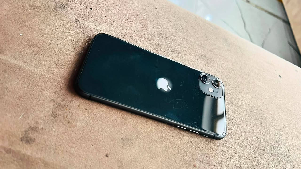 السلام عليكم ايفون 11 عادي 
بطاريه 🔋67
ذاكره 128
ميدل شاشه فيش ايدي عاطل 
شاصي نضيف كلش
لون اسود 
السعر 180 وبي مجال 
*********** مكان نجف حي المكرمه

