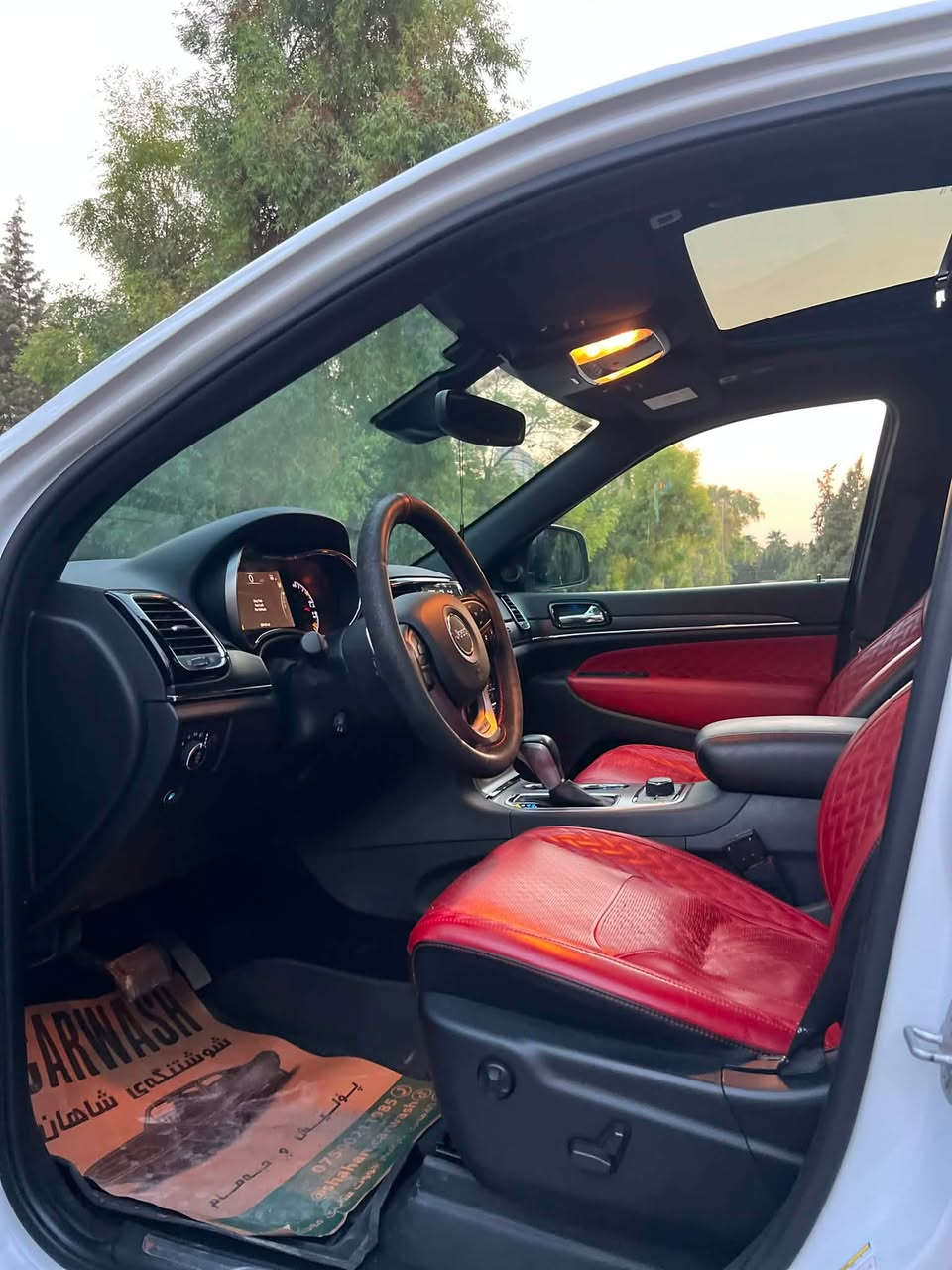Jeep Grand Cheroke 
2021
٢٠  هـةزار  رؤيـشتية
سـةيارة خـةليجـية  سـفري ئـيرةية
يـةك  دةستة زؤر خاوين جوان ماوةتةوة زؤر  كةم  رؤيشتية
فـول  فـول  مـواسةفاتـة

***********
