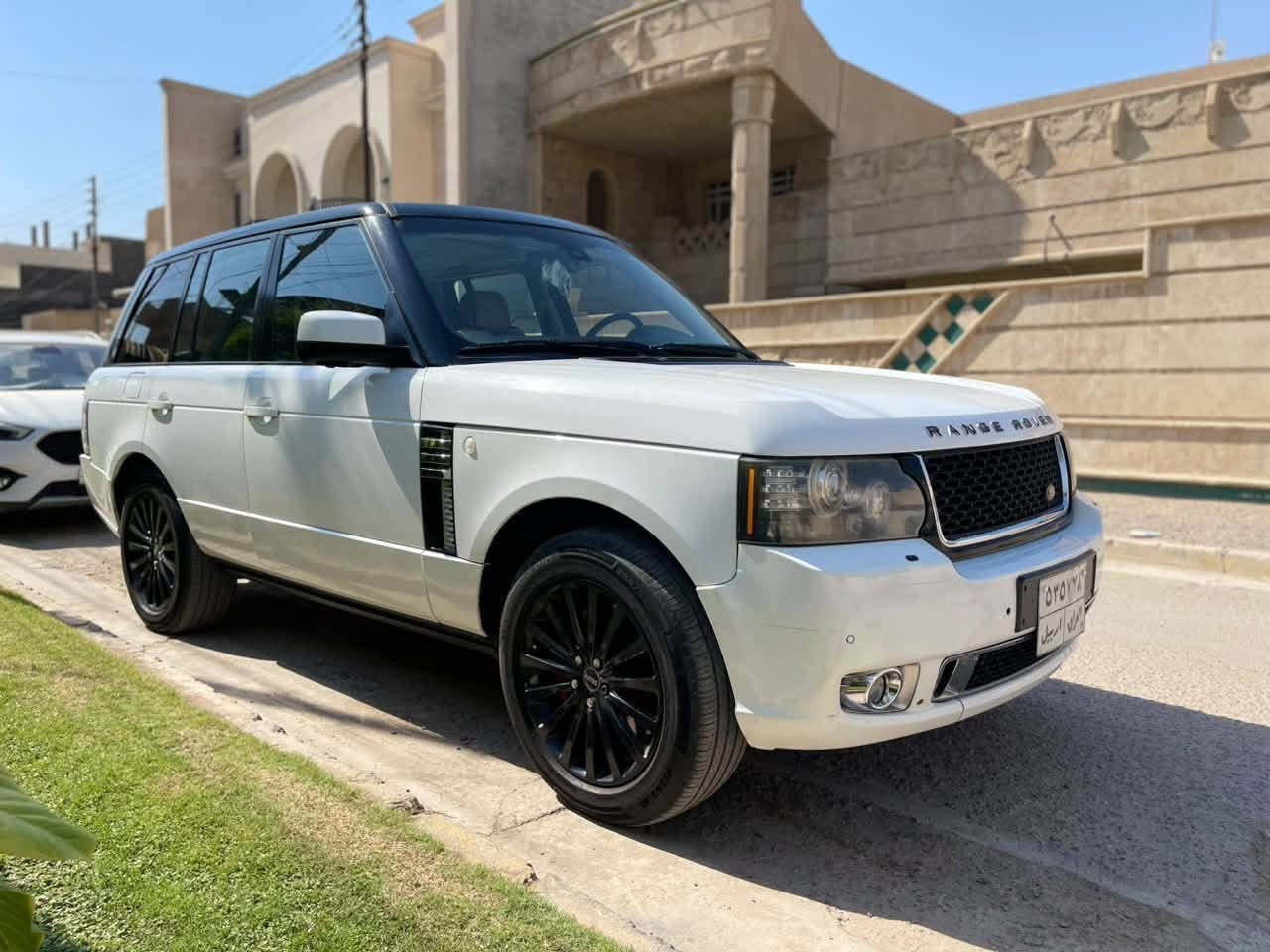 رانج روفر ٢٠١٢ فوگ سوبر جارج supercharged
 بعدها على وضع الشركة ماشية 155 الف كيلو بس

خليجي كفالة عامة عدا الدعاميات 
وبيهه بارد قليل كولش بقبق الصندوك وعندي سونار بيهه
 وكاله سردار معروفه مواصفات السردار تجي فول الفول بالمواصفات 
ادامة كاملة عليها 
المواصفات:
-سلايد 
-بصمه
-گيجات دجيتال
-٥ وضعيات قيادة
-خمس كاميرات مع كاميرا ٣٦٠ 
-رادارات امامي خلفي مع مانع تصادم و تحديد مسار 
-مراية جانبية قلاب مع الرحوع الى الخلف مع شفط مع انارة ترحيب مع رادار جانبي ونقطة عمياء
-دوسات كهرباء  
 -جامة امامية هيتر و بولورايز
-لايت زينون دايناميك مع اتجاه الستيرن
-بك لايت الد بلادي
-مقاعد امامي تحكم كهرباء مساج ميموري و تدفئة تبريد 
-مقاعد خلفية تبريد وتدفئه
برده مشبك خلفيه 
-ستيرن كهرباء تدفئة
-دبل سيدي چينجر اماميmp3 وخلفييdvd
مع اواكس و فلاش ريدر 
-سيستم صوت هارمان كاردون 
وبعد هواي مواصفات بيه
دوسان كهرباء ويه البيبان تنفتح وتنسد
-سيارة صفر مسج اعطال ولا گلوب مشتغل بيها
جوبلساته شغاله الحمدلله ومابيهه اي نقص 
مكان السياره بغداد 
السعر 13500 وبيهه مجال
***********
