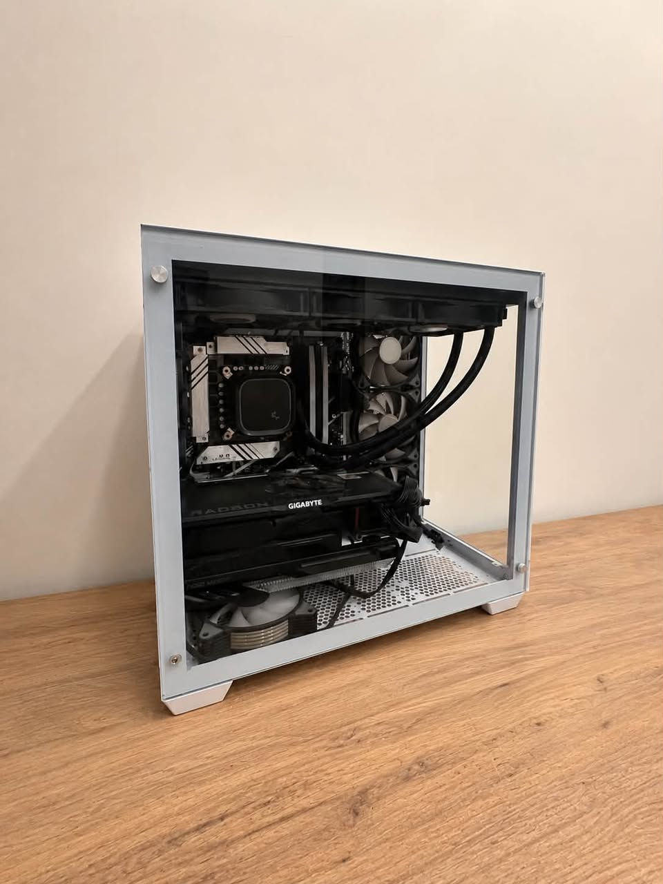 السلام عليكم pc للبيع 
مع كيبورد وماوس
Pc 

GPU: GIGABYTE AMD RADEON RX
7900 XTX 24GB
CPU: INTEL CORE 15-13400F
RAM: CORSAIR VENGEANCE 32GB (2X16GB) DDR5 6000MHZ CL36
MB: ASUS B760-PLUS
STORAGE: 1TB M.2 + 1TB SSD
PSU: FSP 850W GOLD
COOLER: DEEPCOOL LE720 360MM
CASE: XIGMATEK AQUARIUS PLUS
ARCTIC
Keyboard redragon
Mouse attack g3 pro
السعر كامل 
مليونين 
للتواصل WhatsApp
***********
المكان 
بغداد الكاظمية
