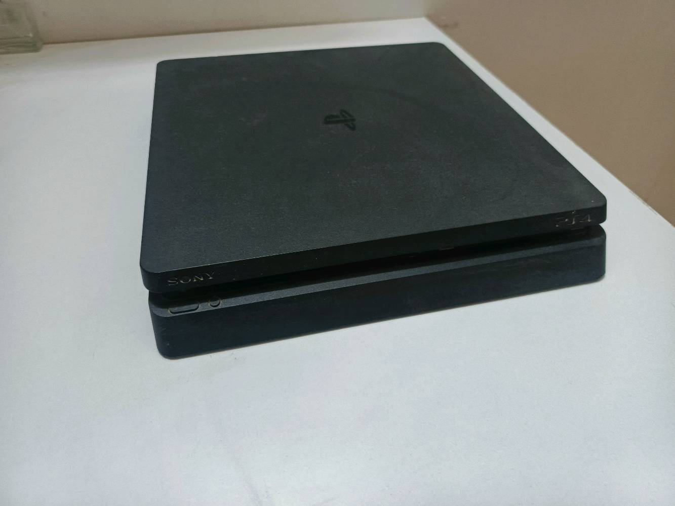 سلم ps4 نضيف جدا مع ثلاث العاب ويدتين استعمال قليل الجهاز مستعمل استعمال قليل جدا ونضيف حيل مساحتة 500 جيجا وياه قرصين وياه قرص جود اوف وور راغناروك عربيه دبلجة وترجمة وفار كراي فور وحساب بيه نيد فور سبيد هيت ويدتين وحدة بيها درفت بسيط تصليحها 5 الاف سعره 300 الف وياه كل وايراته بدون كارتونه واقبل مراوس ب pc gaming مواصفاته زينه وانطي فرق مكاني بغداد ناحية الرشيد ما عندي خدمة توصيل للمعلومية شباب ترا لعبتين سعرهن 30 ووحدة 25 هوه هسه الجهاز بدون العاب ويده وحدة ونضافة مو مضمونة ينباع 250