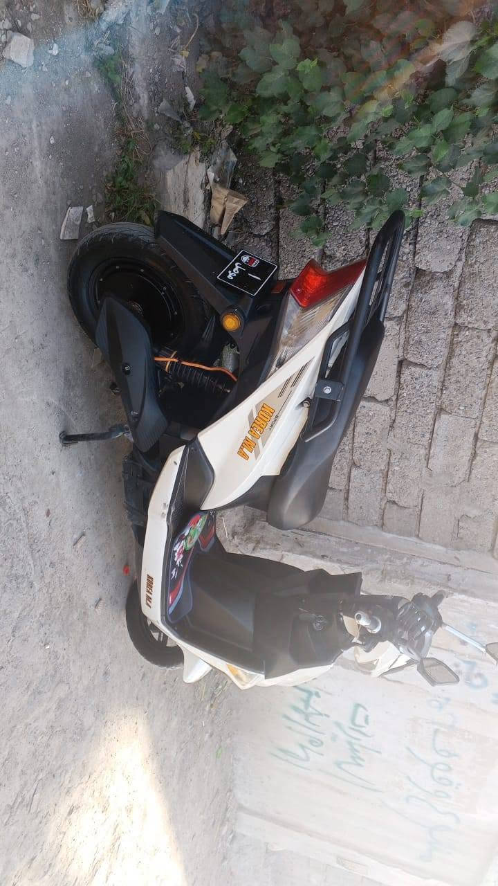 ماطور سكنس شحن للبيع
ماطور نضيف حيل نضافه 90%
نضام بك 
ثلاثه نمر 
حساس أمان 
بطاريات شرط 
قوة الملف 2000
سته بطاريات 
سرعه 60 حقيقي 
ماناقصه شي دراجه 
السعر 550 بي مجال بسيط طيبين 
واتساب ***********
