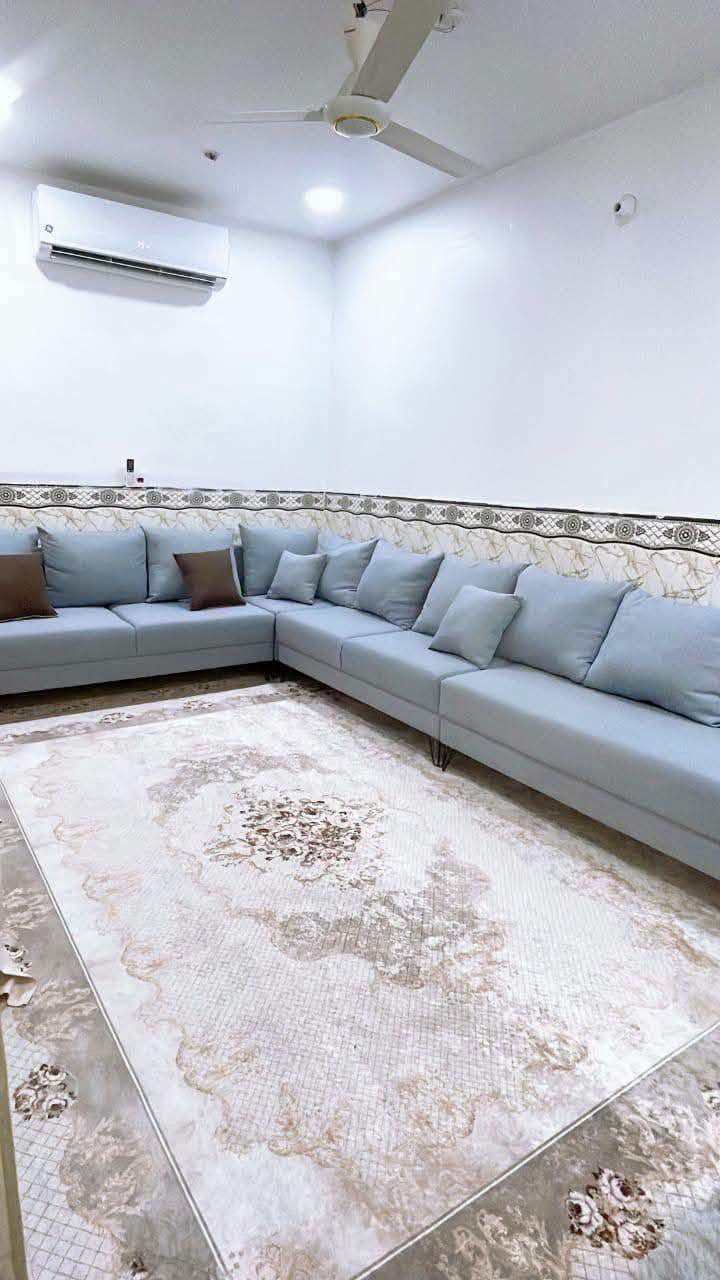 عقار مميز جدا للبيع 💌
دار طابقين للبيع مساحة 330 متر مربع في 
حي المحاربين قبل المول حمورابي
 ثاني دار عن شارع 60 مقابل المتنزه. عرض الشارع ١٠ متر والمنطقه مخدومه مجاري تبليط 
   مرمم حديث وترميم ممتاز درجة اولى جاهز للسكن وتسليم مباشر. 
يحتوي الطابق الاول على صالة واستقبال وغرفتين نوم ومطبخ حار بارد وومجمع صحيات

الطابق الثاني يحتوي على غرفتين نوم ومجمع صحيات
الدار مجهز بمنضومة كاميرات
كما يحتوي الدار على اثاث حديث في المطبخ واجهزة سبالت حديثه تباع مع الدار حسب رغبة المشتري.
السعر خاص او اتصال 
***********
