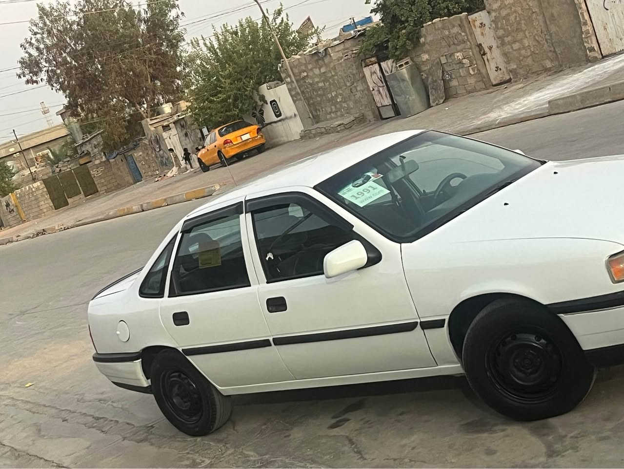 فكتره 
موديل ١٩٩٢
وارد يابان. 
كير اوتو. 
رقم كركوك جديد 
دفتر بانزين. 
محرك ٢٠ 
سياره ربع مصرف مابيه. 
كير محرك شرط 
صدر تايرات. باتري كله جديد 
سعر ٤٥ بيه مجال ال شراي يتصل 
***********
موًشراي لاتعبنه يرحم والديك كركوك, العراق
