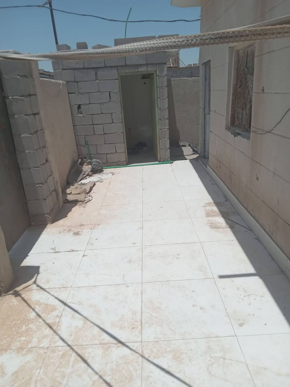 سلام عليكم بيت بالزبير خلف المعارض مقابيل الصحفيين قريب على الشارع العام البيت يتكون من قرفتين ومطبخ وديوان وصاله وصحيات المساحه بيت 230 لبيع السعر 14مليون او اجار سعر 200الف بالشهر(***********
