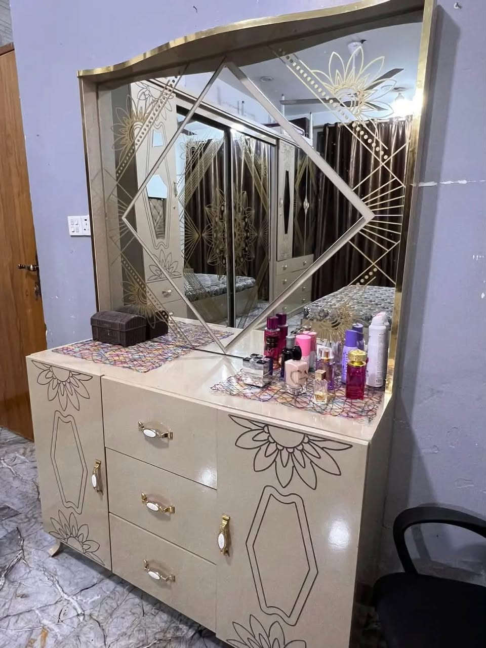 سلام عليكم غرفه نوم تركيا البيع مستعمله قليل 
سعر 900وبيها مجال 
الموقع بغداد الكماليه شارع جامع
الستفسار ***********
