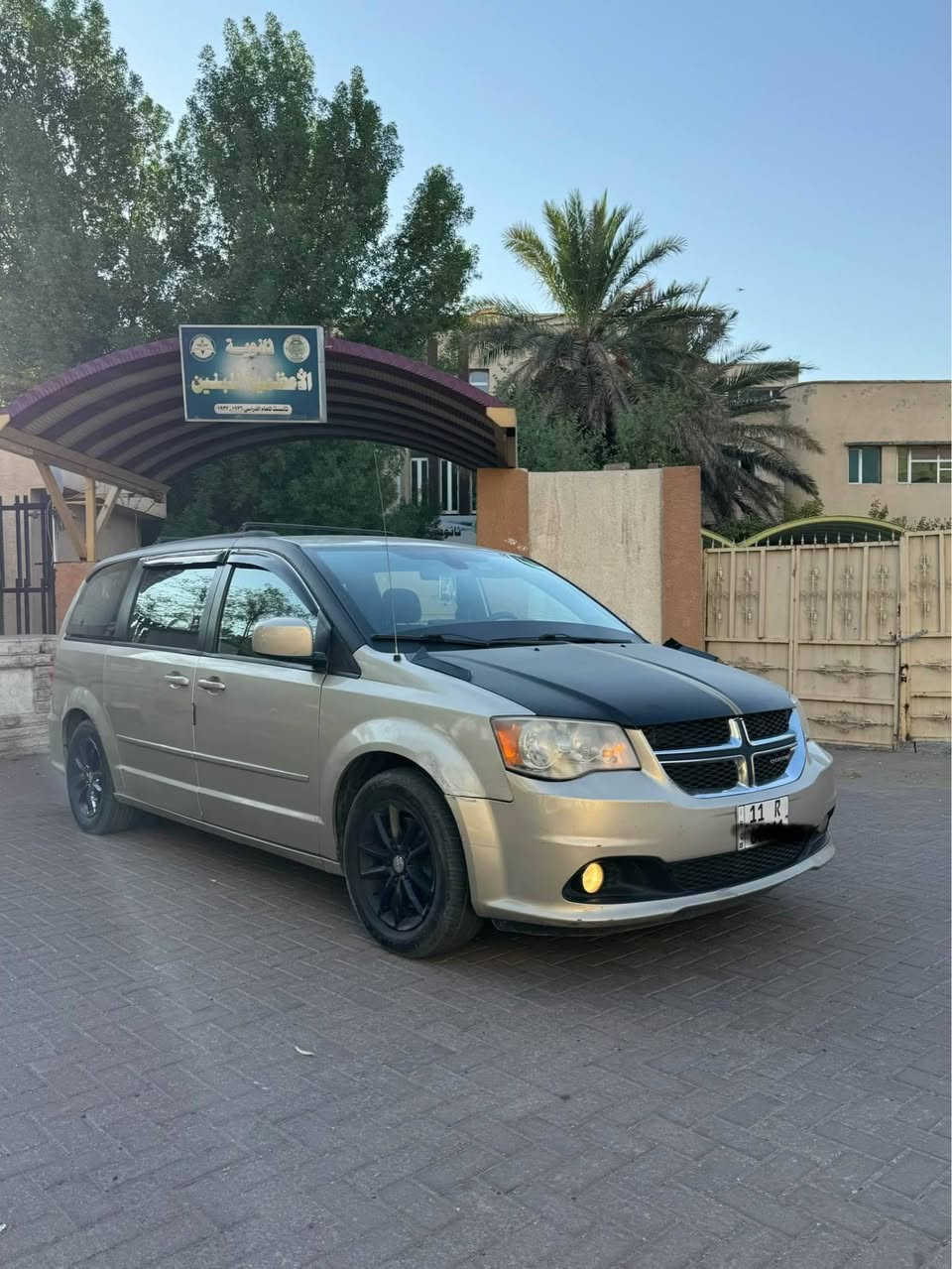 السلام عليكم للبيع او المراوس 
دوج كرفان sxt فول مواصفات وارد امريكي حادث فقط طخه بالجاملغ بسيطه بدون اي دواخل بيها قطع كلير ابيع حزام بدون حادث ماشيه 87 مايل رقم بغداد الجديد ب اسمي تحويل ثاني يوم مكينه 3600 مكينه كير مكفولات سياره مسويلها ادامة كامله صدر امامي خلفي جديد تخم تاير شادلها منظومه غاز 80 لتر انسه البانزين 
مواصفات فول 
بيبان كهرباء 
صندوك كهرباء 
3 قطع تبريد ثلج 
فرس وسطي 
شاشه بالسقف 
شاشه كامرا 
فول مواصفات السياره 
رايدها ب 125 وبيها مجال بسيط مكاني الاعظمية 
*********** بغداد, العراق
