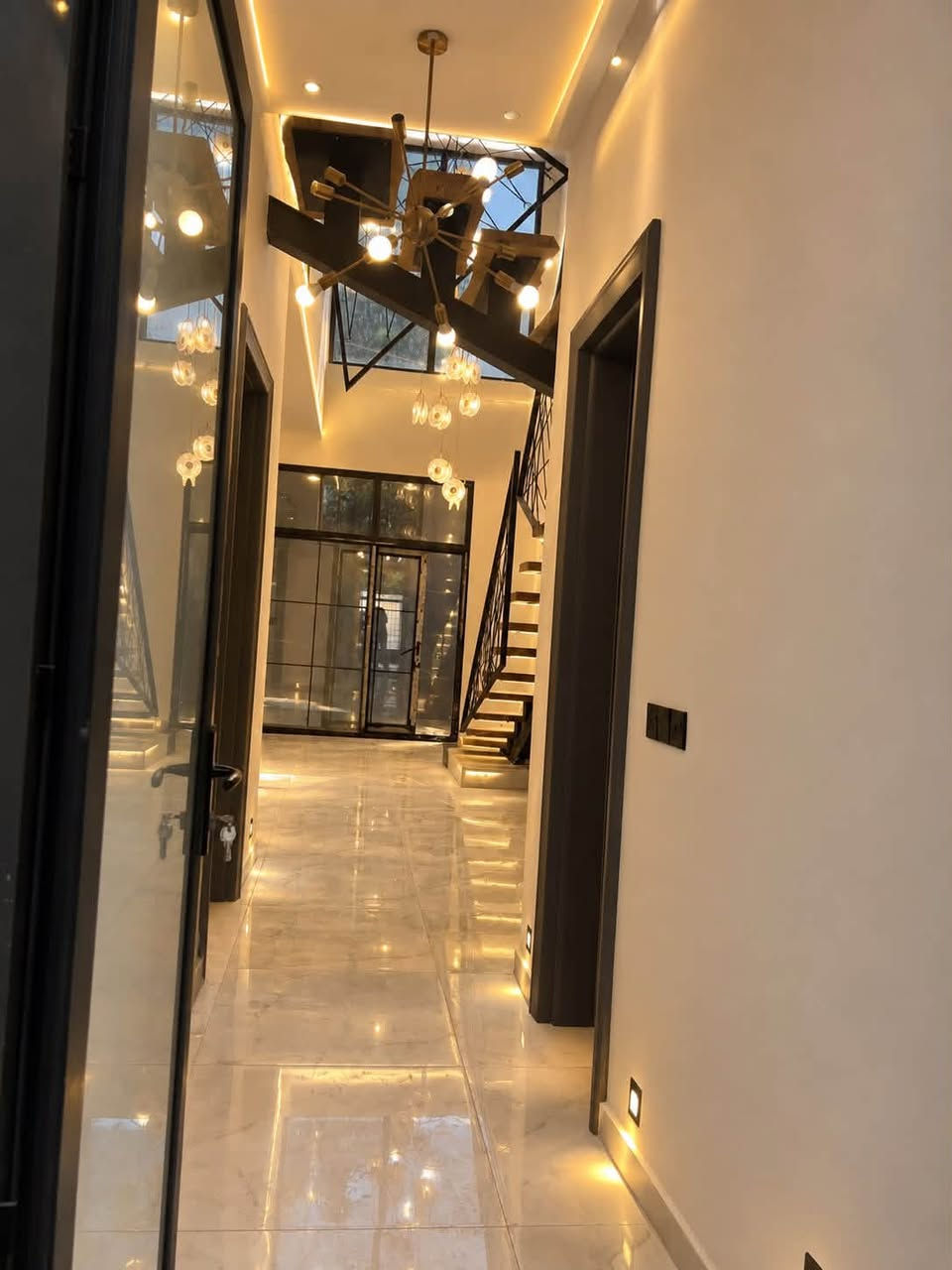 🏡 دار مودرن للبيع – الدورة / البوعيثة ✨
فرصة مميزة لامتلاك دار بناء حديث ومودرن بتصميم أوروبي راقٍ، بمساحة 150 متر وواجهة 7.5 متر × 20 متر.

🔹 تفاصيل الدار:
• طابقين بتصميم عصري ومدروس
• الطابق الأرضي: صالة + هول + مطبخ داخلي + منور
• مطبخ خارجي
• صحيات داخلية وخارجية
• الطابق الثاني يحتوي على 3 غرف نوم
• بناء درجة أولى وتشطيبات راقية
• تصميم واجهة أوروبي مودرن

📍 الموقع: الدورة – البوعيثة – مجمع شواطئ دجلة
📌 قريب جداً من سيطرة البوعيثة وفي موقع مميز ضمن المربع الذهبي.

📑 السند: طابو زراعي سند 25، مكاتبة وتنازل وإقرار محكمة من صاحب السند مباشرة.

💧⚡ الخدمات متكاملة: ماء، كهرباء، تبليط.

💰 السعر جداً مناسب ومراعي للجادين بالشراء.

📞 اللي يرغب بالمعاينة ومعرفة السعر، يتواصل ويانا على:
***********
***********

أو مراسلة الصفحة مباشرة 📩
