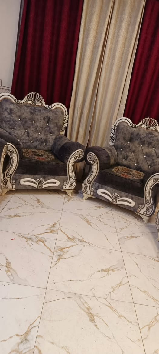 تخم ملكي 8 مقاعد نضيف اي ضرر مابي السعر 225 وبي مجال المكان كربلاء ***********
