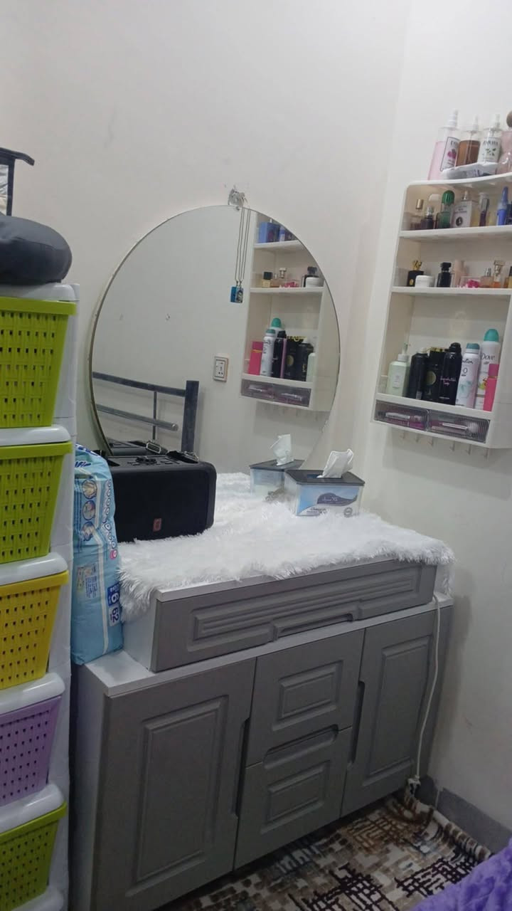كنتور ميز تواليت تفصال للبيع مع سرير  استعمال قليل تواصل ***********

