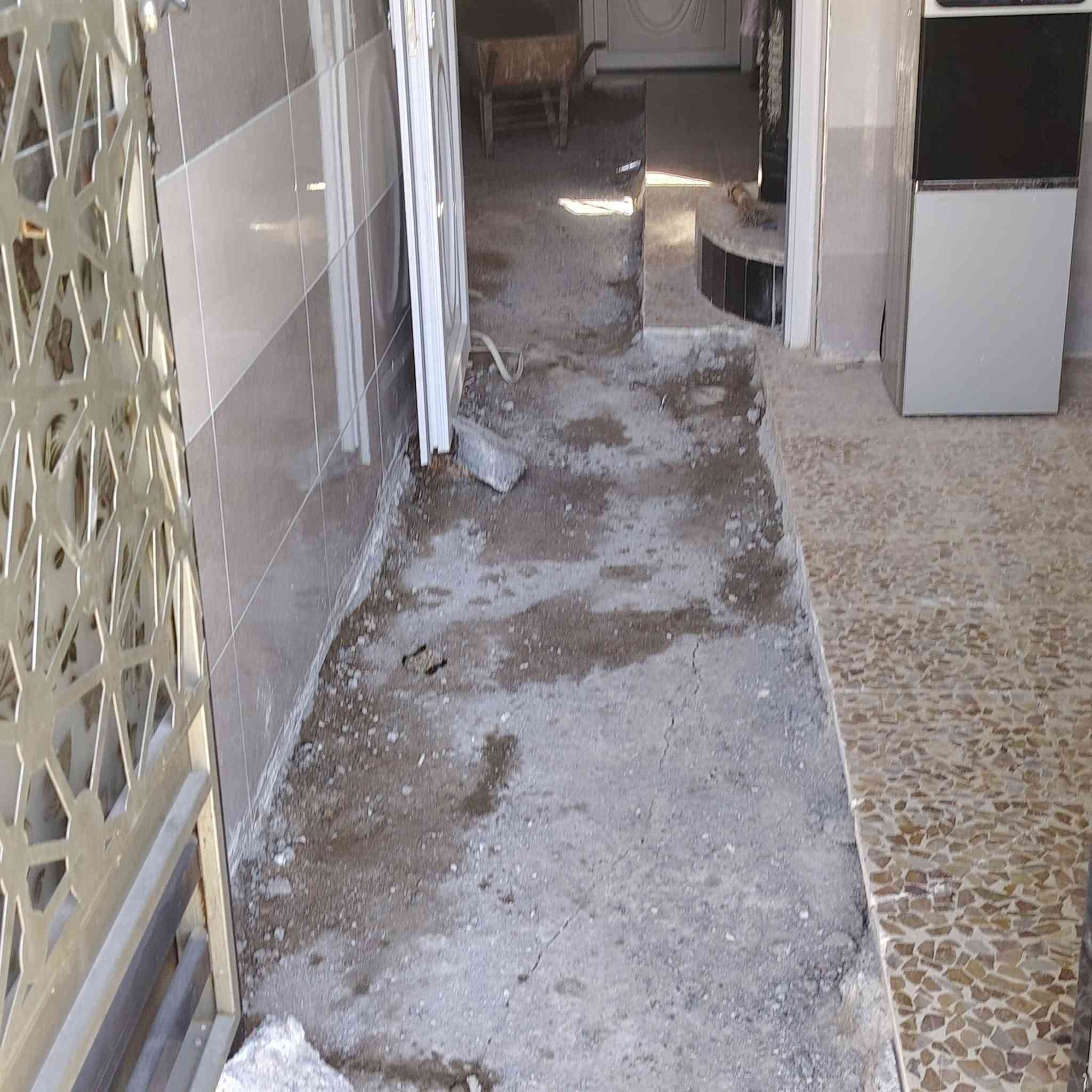 تفليش تكشيط جدران صب ارضيات قلع كاشي معالجه تسريب الماء فطرور البيت حته اذا دايس فتحت  دكتات  ***********    *********** ابو محمد واساب
