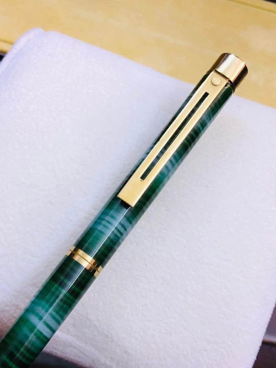 قلم شيفر ( SHEAFFER) حبر 
امريكي الصنع انتاج الثمانينات     
 ريشة ذهب خالص عيار 14 
حجري و تغليف ذهب   
لوك غير مستعمل  
للاتصال ***********
