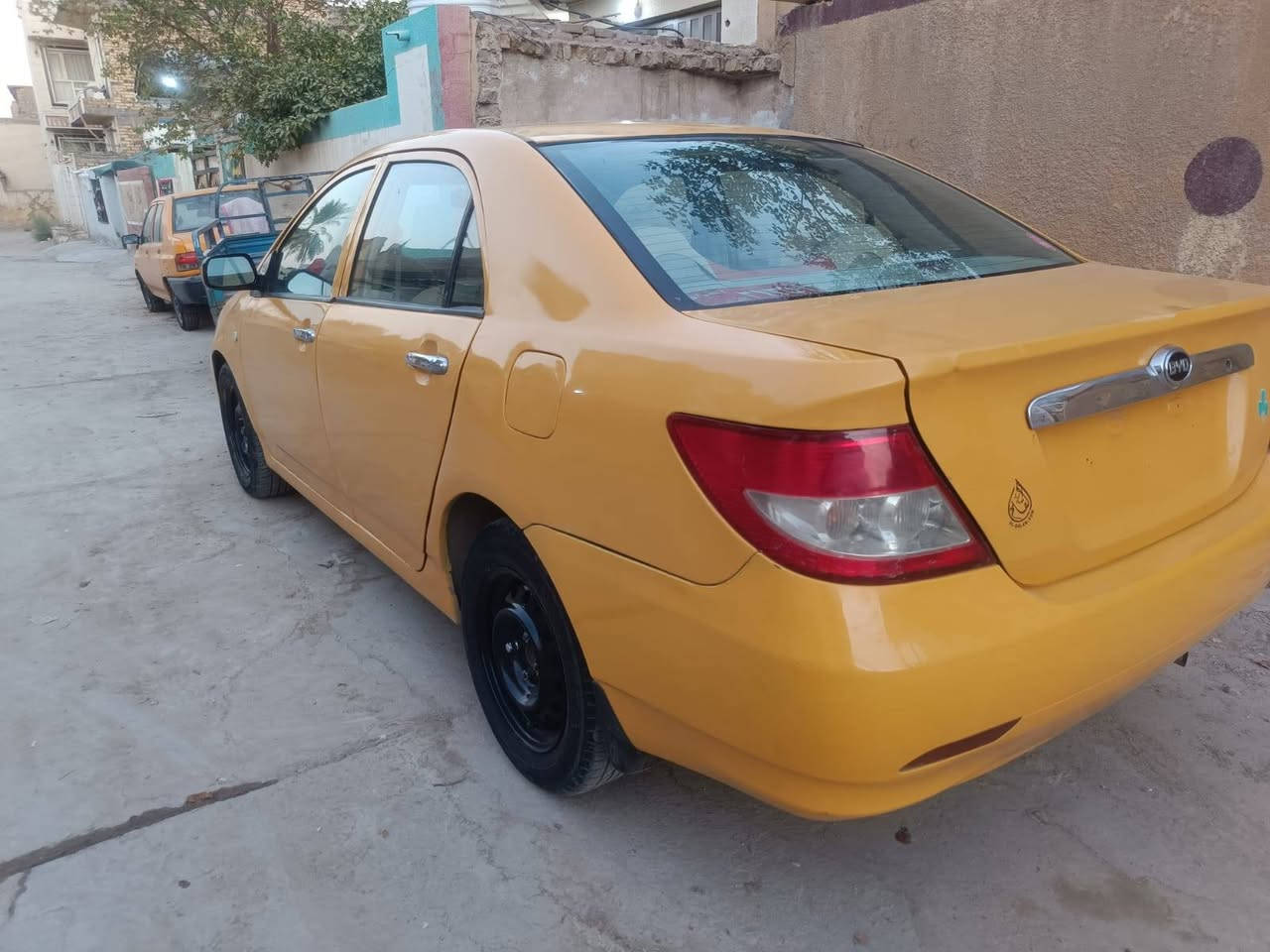 سلام عليكم للبيع BYD f3موديل 11جاهزة سنويه ولوحات اليوم استلمتهن رقم قادسيه انكليزي الجديد هيئة وغرامات مصفره مصبوغة عام مكينه وكير كفاله حدادية جديد باتري جديد دوشمة جديد تخم تاير شاشه مكانها بابل السعر 37 موبايل *********** بدون مراوس
