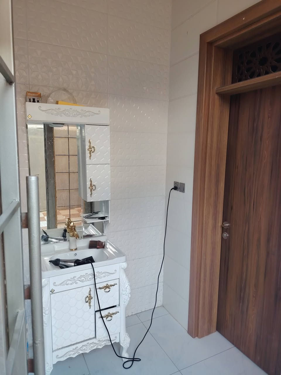 السلام عليكم بيت للبيع في حي نزال المساحة ٢١٠ متر بناء حديث مكون من ٦ غرف نوم الموقع  ما بين شارع السد وخلف جامع الهدايا السعر ٢٧٥ مليون وقابل للتفاوض الاتصال 
***********
***********
