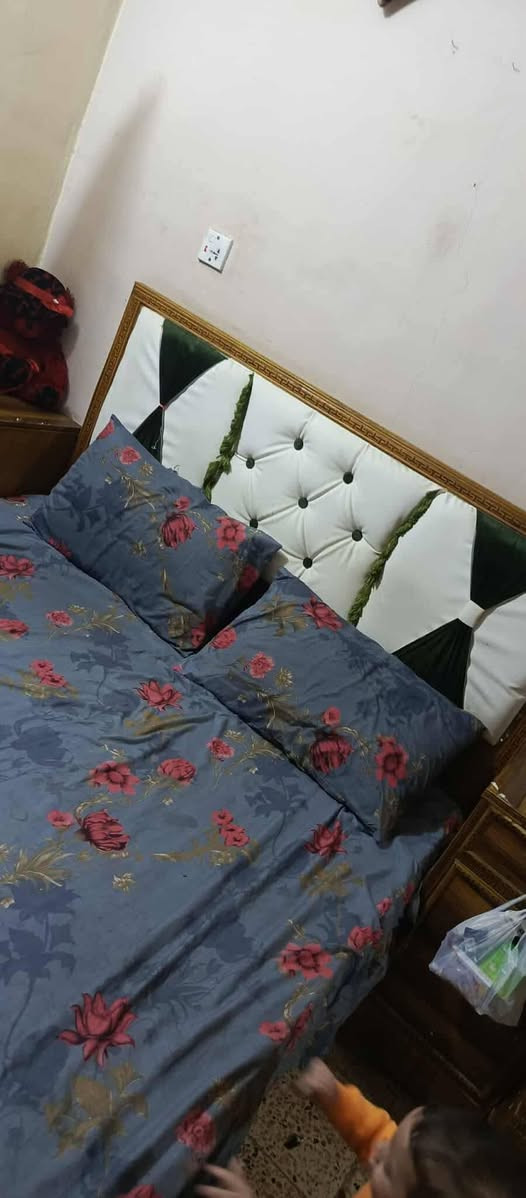 غرفه نوم للبيع خمس بوب ويادوشك وبيها مجال بسيط ب550 ضرر مجر الكنتور ممفتوحه ولامتحركه من مكانها 
***********
