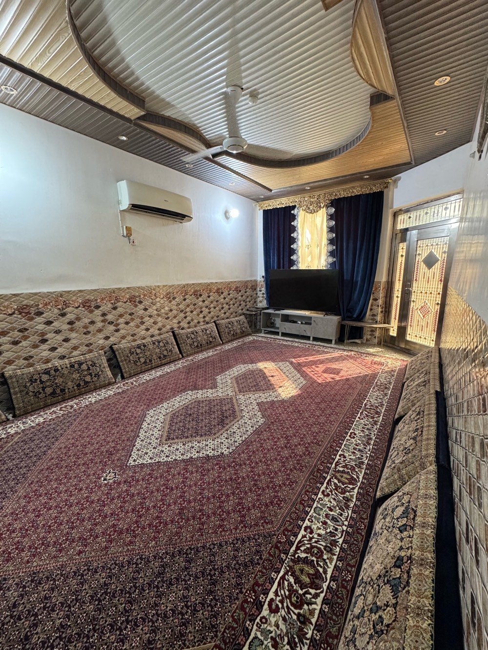دار في حي المهندسين

100م 7 في نزال 14.3 طابقين بناء حديث صب 



يحتوي ع ٣ غرف نوم و٣ مجمعات صحية:



***********



السعر 205 مليون