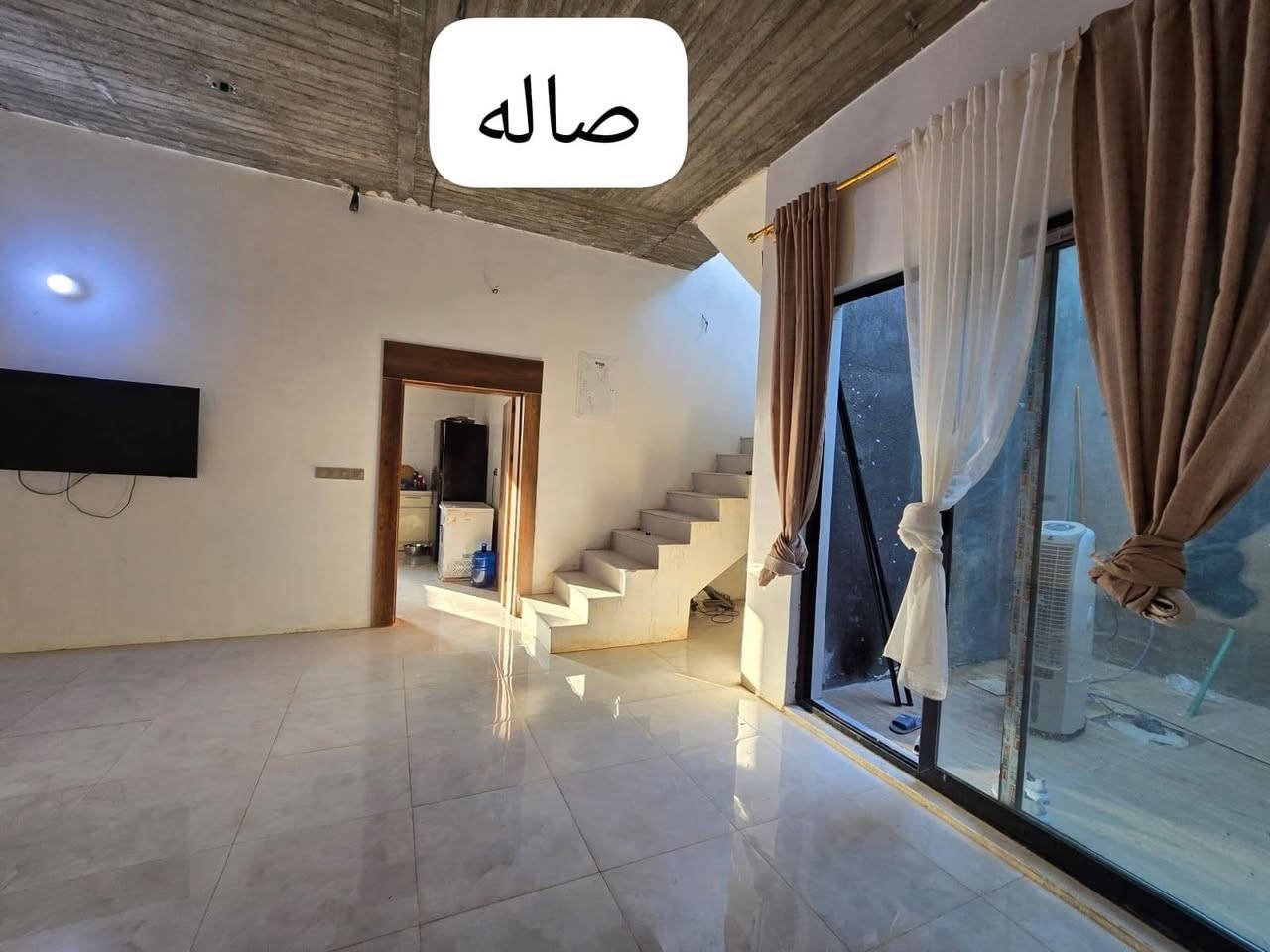 بيت للبيع في حي العتبة 200متر طابق ونص بناء حديث سنه 2026
يتكون الطابق الارضي من غرفتين وصاله واستقبال ومطبخ وحديقه داخليه وصيحات داخليه  وحمام 
الطابق الثاني غرفتين وصحيات 
مميزات 
*يبعد عن الشارع 60 الشارع  العام 60 متر عرض شارع 12 متر 
قريب عن مجمع المروج السكني 
* البناء حديث البخ 3 مراحل سمنت وجص وبورك 
* الارضية بورسلين هندي 
* كونكريت مسلح c30كربلاء
* الابواب تسكام mdf  والالمنيوم و pvc
* تاسيس الماء والمجاري شركه سمارت 
... خدمات 
ماء وكهرباء ومولد لاستفسار مراساله ع وتساب ***********

