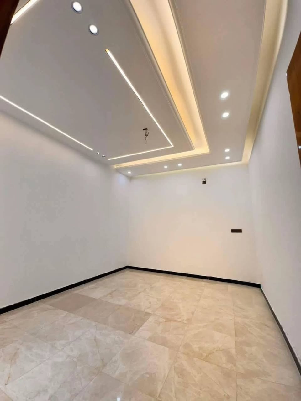 🏡 عروض بناء وترميم وتسليم مفتاح مميزة لـ 2026 🔑✨
إذا موهيج بيتك فلوسك مرجوعه 
متوفرة بنظام الأقساط والدفعات الميسرة 💳
المواصفات الفنية والهندسية:- 🛠️
1️⃣ تعديل الموقع: تسوية وفرش طبقة سبيس (لا تقل عن 20سم) مع الرش والحدل. 🚜
2️⃣ مكافحة الأرضة: رش مبيدات ممتازة من نوعية جيدة جداً. 🐜🛡️
3️⃣ الأساس وعزله: حصيري للـ 100م وشريطي للمساحة الأكبر (عرض 80سم للطابقين و60سم للطابق الواحد). التسليح بحديد ناجح مختبرياً (أقطار 12 و16 ملم) مع عزل الرطوبة. 🏗️
4️⃣ التجعيب: بالطابوق الجمهوري ومونة الإسمنت المقاوم للأملاح. 🧱
5️⃣ البلو وصب الباتلو: صب باتلو 10سم مع إضافة مواد تقليل النفاذية. 💧
6️⃣ الهيكل: بناء بالطابوق الجمهوري ومونة الإسمنت بارتفاع 3.2م (مع البيتونة والستائر). 📐
7️⃣ السقوف: صب كونكريت ممتاز بتسليح حديد ناجح بالفحص (قطر 12 و16 ملم) حسب التصاميم. 🏠
8️⃣ الإنهاءات الداخلية: لبخ وجدران جص وبورك وستائر بدقة عالية. 🎨
9️⃣ الحمامات والمطابخ: سيراميك هندي أو إيراني درجة أولى. 🚿
🔟 الكهربائيات: بوري أردني أو سعودي مع تصاميم إنارة مميزة للحديقة. 💡🌳
11️⃣ الصحيات والمجاري: شبكة ماء ومجاري (مصر سمارت أو الأمل الشريف) مع خلاطات وملحقات تركي أو إيراني درجة أولى. 🚰
12️⃣ الأرضيات: سيراميك، بورسلين، أو كاشي عراقي نوع جيد (مع صب الأرضية قبل التطبيق). 💎
13️⃣ التجهيزات: خزان مياه سعة 1000 لتر ومفرغات هواء للحمامات والمطبخ. 🌀
14️⃣ السطوح: فرشي كربلاء خضراوي مع العزل الحديث ضد الرطوبة والأمطار. ☀️
15️⃣ الأبواب: أبواب داخلية من النوع التركي الممتاز. 🚪
16️⃣ الشبابيك: بي في سي (PVC) مع حماية بكتائب حديد متينة. 🔒
✨ وهناك مواصفات عديدة أخرى لم يتم ذكرها!
👷‍♂️ التنفيذ: بإنهاءات كوادر فنية محترفة وتحت إشراف مهندسين ذوي خبرة وكفاءة عالية.
📞 للاستفسار ومراسلة الصفحة أو الاتصال على الرقم:
***********📱
