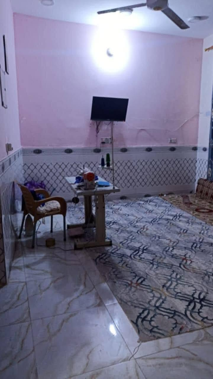 السلام عليكم بيت زراعي  للبيع مشمول ب طابو  مساحه البيت ٢٠٠ متر  يحتوي على غرفتين نوم وصاله ومطبخ حار وبارد واستقبال وصحيات داخليه و خارجيه  البيت احلى من الصور بناء حديث كونكريت الموقع حي الطليعه مقابل معمل نسيج ذي قار  خلف مزرعه ابو هبه
 السعر 115
 للاستفسار  ***********
