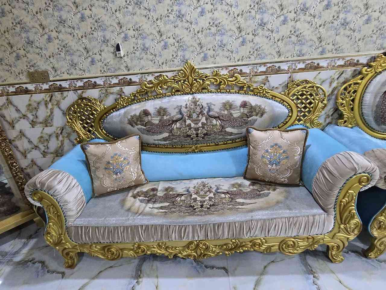 تخم للبيع
 اربع كرويتات كبار 
وحده كرويته زغيره وثنين كراسي
ساعه
ميز شاشه 
فاترينه 
للاستفسار على رقم 
***********
