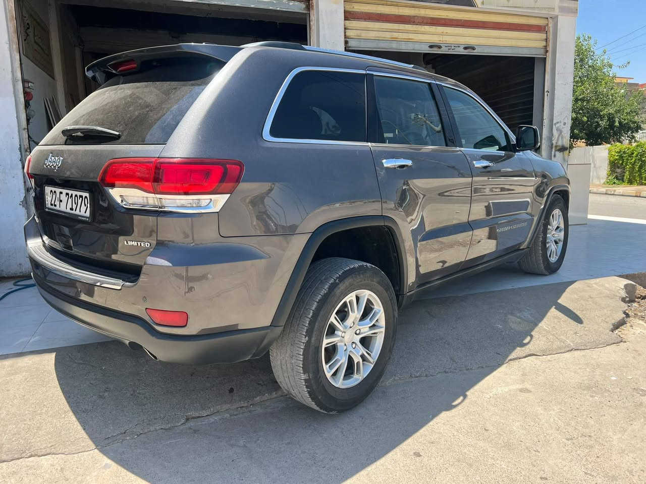 (Jeep Grand Cherokee Limited)  2020   4×4
المحرك: Pentastar V6 بسعة 3.6 لتر تنفس طبيعي
ناقل الحركة: أوتوماتيكي بـ 8 سرعات (TorqueFlite).
المقاعد: جلد فاخر  مع تحكم كهربائي للمقاعد الأمامية  ونظام ذاكرة لحفظ وضعية مقعد السائق
شاشة وسطية تعمل باللمس ‌        ( ***********  )
شحن لاسلكي للهواتف، فتحة سقف
فتح الصندوق الخلفي كهربائياً
المواصفات (الوارد الأمريكي)
كيرو محرك و دواخل و ئيرباك ستيرن و دشبول و كهربائيات و.... وتحويل و وكالة كل كل شرط مال للبيت
صبغ  قطعتین  بدون شواصي شرط بدون ایرباگ 
سعر 183$ 
*********** مكان قضاء بردرش اكر, نينوى
