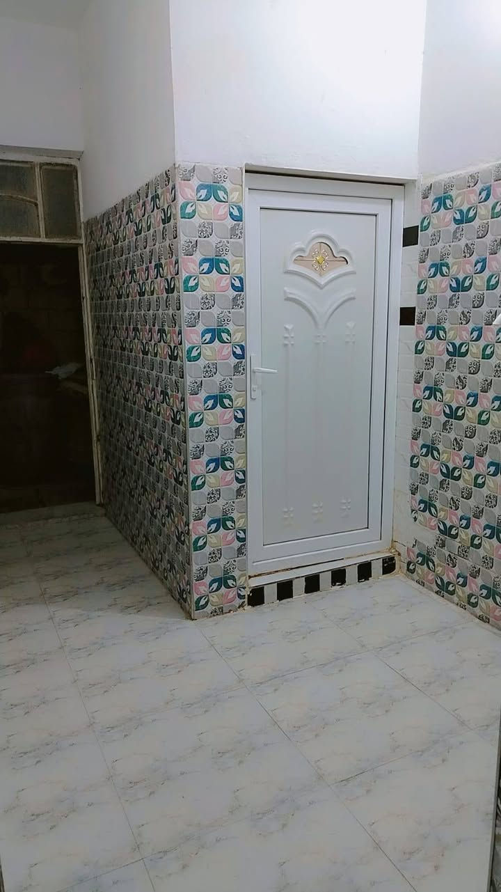 السلام عليكم
دار للبيع قضاء الدغاره قرب دائره الماء  على الشط يبعد عن الشارع العام 40 متر على طريق الزوار ركن على شارعين يتكون من غرفتين +  صاله + مطبخ براني صحيات داخليه او خارجيه طارمه كبيره مساحه الدار 240 طابو زراعي سند 25 للاستفسار 

***********@
