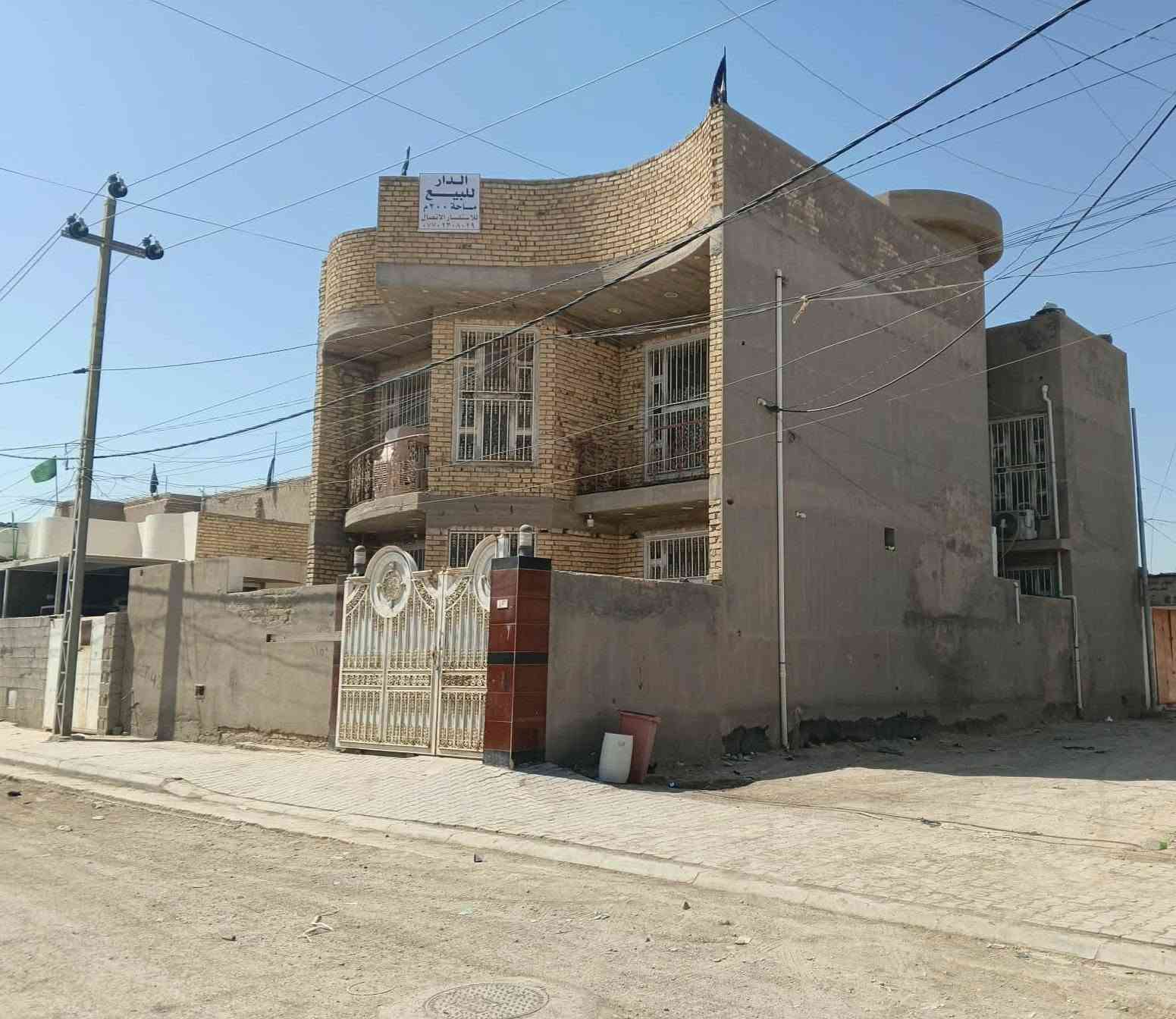 دار للبيع مساحة 200 متر طابقين بناء درجه اولى ركن على الشارع الرئيسي في حي الحكيم الوائلية قريب على الشارع العام يحتوي الطابق الاول على استقبال كبير ومطبخ وصالة كبيرة وغرفتين نوم نظام سويت وصحيات ويحتوي الطابق الثاني على اربع غرف نوم واحدة نظام سويت وصالة كبيرة وصحيات لمعرفة السعر ومزيد من التفاصيل يرجى الاتصال على الارقام التالية ***********
***********
