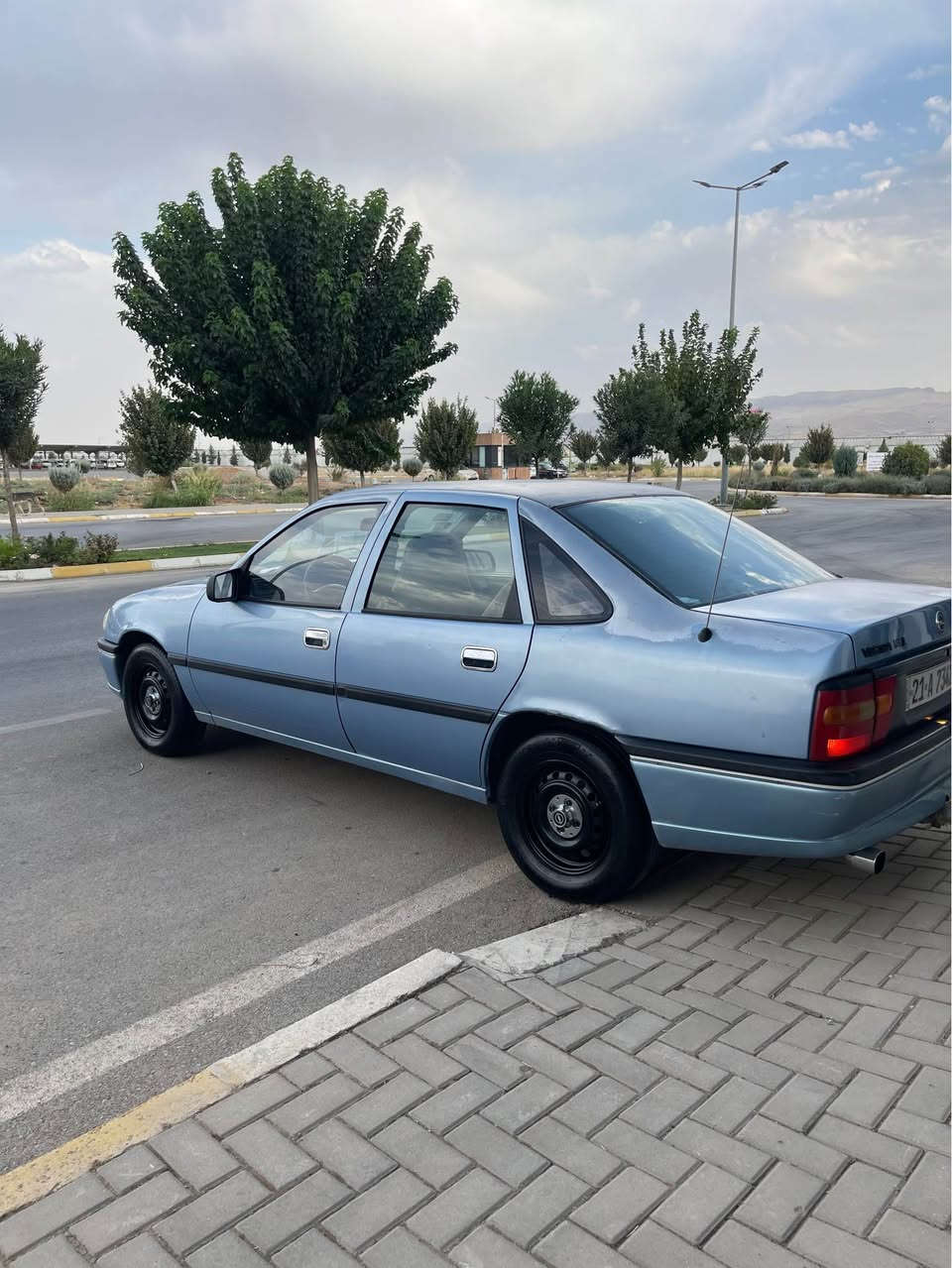 ئۆپڵ ڤیکترا مۆدێل1993مەکینە1.8گێڕ عادی سەنەوی هەتا2029تازەیە سەیارەکە لەسەر دەقی بیلادی ماوەتەوە زۆر زۆر پاکە سۆنەرەکەیم داناوە دەعمولێدراوی نییە ناوی لەسەر دەقی بیلادی ماوەتەوە هیلالی بیلادە سەرە دەبڵی بیلادە پێشی کامل کراوە بە زینۆن قفڵ مەرکەزی گێڕ مەکینە کارەبای تەقەو ڕەقە بەشەرت 10فیتەر چرکەو 100دۆلار ببڕە سەیارەکە ماڵی دۆستە 4تایەو ویلی تازەی لەژێرە لەدەعامی پێشەوە بۆ دەعامی دواوە بەشەرت سەیارەکە لەڕەسمەکان زۆر جوانترە 
سعر/42گەڵاو معامەلە
شوێن/سلێمانی
ئاسیا/***********
کۆرەک/*********** السليمانية, العراق
