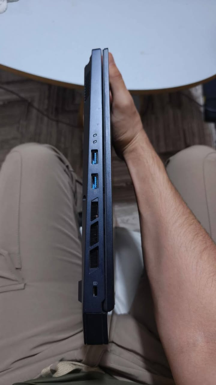 لاب توب قيمنق قوي جدا  (Acer Predator Helios) 🔥💻
​  للألعاب والاحتراف (حالة ممتازة)
​ لاب توب تشغل كل الألعاب على أعلى إعدادات 2k ، أو تشغل برامج المونتاج والـ 3D والبرمجة الثقيلة بدون أي تهنيج

​✨ المواصفات :
​المعالج: Intel Core i9-14900HX ( معالج جيل 14 من إنتل، أداء قوي للمهام الثقيلة)

​كرت الشاشة: NVIDIA GeForce RTX 4060 8GB (بطاقة قدرة تصل إلى 140 Watt لدفع أعلى فريمات)

​الرام: 16GB DDR5 بسرعة 5600MHz

​التخزين: 1TB NVMe SSD (سرعة  بنقل البيانات وتشغيل النظام)

​الشاشة: 16 بوصة بدقة WQXGA (2560×1600)، بتردد 240Hz وزمن استجابة 3ms (ألوان ممتازة وسلاسة فائقة بالألعاب التنافسية)

​التبريد: نظام تبريد متطور AeroBlade 3D مع معدن سائب (Liquid Metal) للحفاظ على حرارة ممتازة تحت الضغط.

​الكيبورد: 4-Zone RGB قابل للتخصيص.

​💰 السعر :2,000,000 دينار عراقي (مليونين) وبيه مجال
📍 الموقع: النجف الأشرف (يتوفر توصيل / معاينة مباشرة)

رقم الهاتف : ***********
