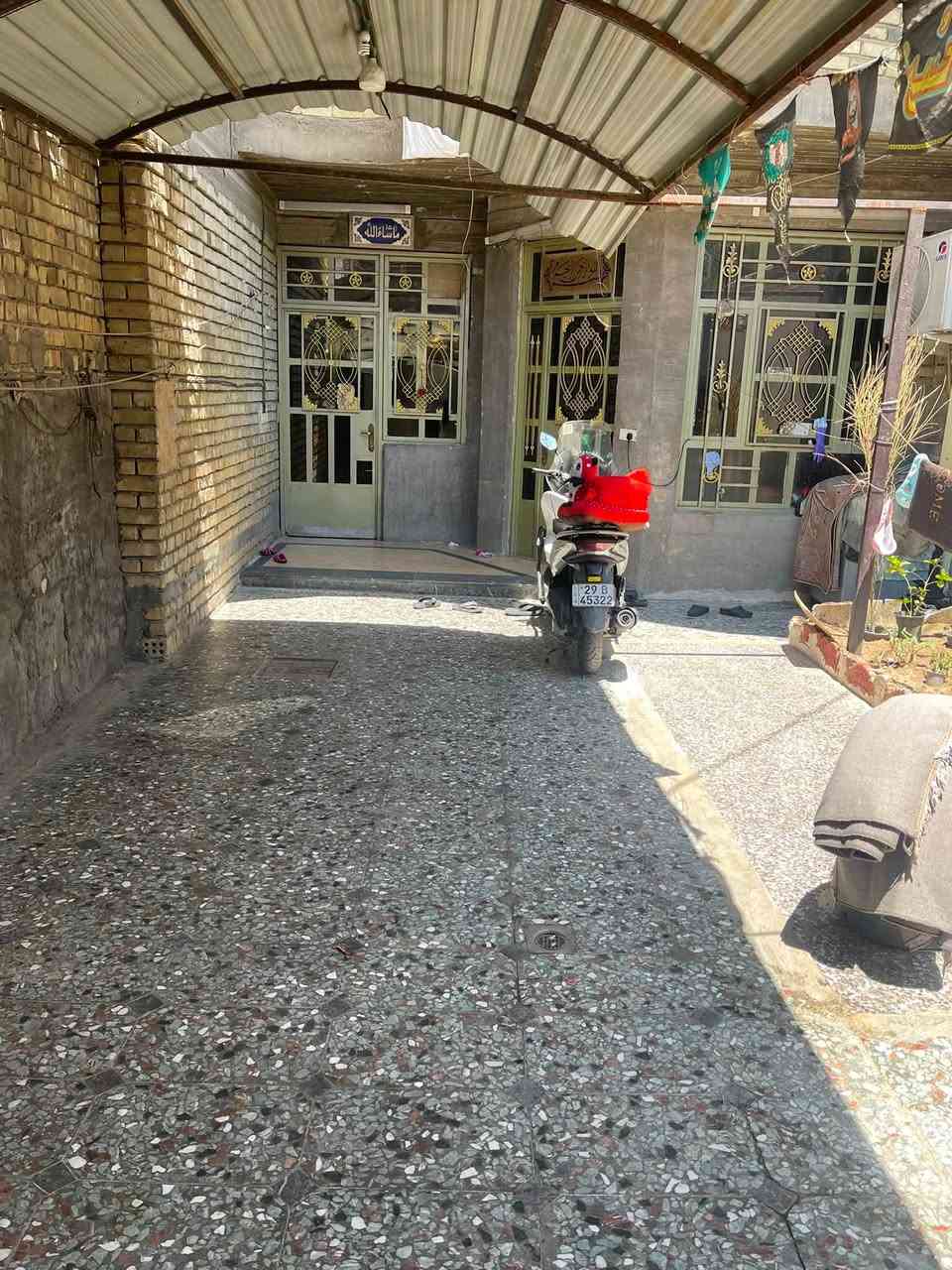 سلام عليكم
بيت مساحه 150 

واجه6 في25

بنيان حديث درجه اولى 

يحتوي على ثلاف غرف نوم. وحده جوه وثنين فوك

مع صالات ثنين وحده فوك ووحده جوه

مع حمامين فوك وجوه 

مع مطبخين واحد حار وواحد بارد

كراج وحديقه كبار
لببت نضيف كامل مكمل ماناقصه شي

العنوان الاورفلي  مثلث السمجه 
فرع العريض من جهت غازي المضمد 

الاستفسار لاتصال   ***********
