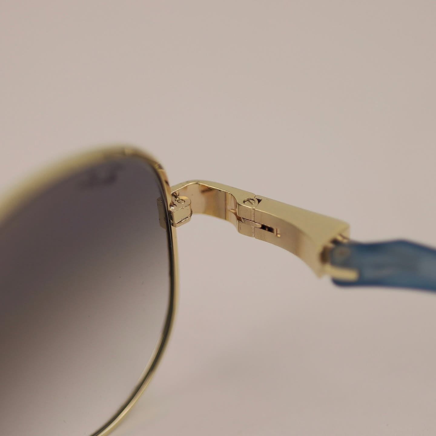 Zain_Pazaar
نظارة رجالية ماركة Ray Ban

المواصفات
.اللون سمائي مطعم باللون الذهبي
. الزجاج مقاوم للخدش باللون السمائي مع تدرج
.اذرع سبرنك
.Polarized 
.uv400
.جماية ليزر
.حماية اشعة فوق البنفسجية 
.معدن ستيل
.تأتي مع علبة جلد
.نظارة شمسية

السعر 25.000

يوجد توصيل لجميع محافظات العراق
(التوصيل من يوم الى ٣ايام)

للإستفسار:***********
او مراسلة الصفحة

#ساعات #رجالي #توصيل #f #اكسسوارات #العراق #m #a #ملابس #ماركة #tiktok #instagram #fashion #facebook #تجميل #أناقة #هدايا #هدايارجاليه #هدايامميزة #ضمان #hublot #followforfollowback #explorepage #ex #explore #share #like #instalike #save #money
