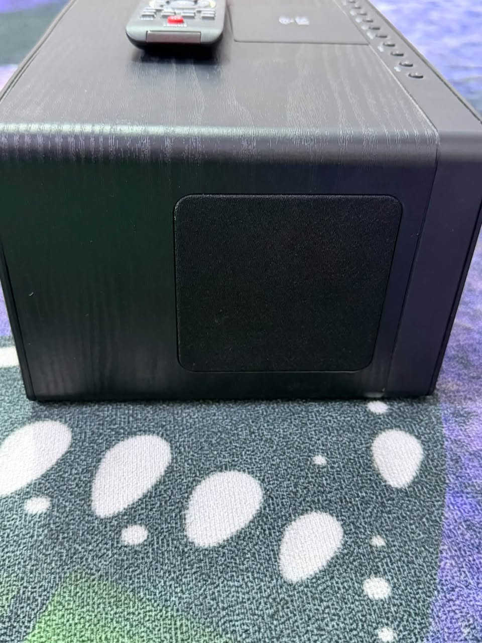 سبيكر للبيع ***********

هذا الجهاز هو عبارة عن نظام صوتي منزلي مدمج وعمودي (Vertical Micro Hi-Fi / Sound System) من شركة Telefunken العريقة.
تفاصيل الجهاز:
 النوع والتصميم: جهاز ترفيهي منزلي بتصميم عصري أنيق بواجهة زجاجية سوداء لامعة، ومزود بقرص دائري كبير للتحكم بالصوت (Volume/Control Knob)، وفتحة أمامية لإدخال الأقراص (CD/DVD)، بالإضافة إلى شاشة عرض رقمية (LED Display) تظهر معلومات التشغيل.
 المميزات والاستخدامات:
 يدعم تشغيل الوسائط المتعددة مثل أسطوانات CD / DVD.
 يحتوي غالباً على مكبرات صوت ستيريو مدمجة، ويدعم الاتصال اللاسلكي (البلوتوث)، ومنافذ USB لتشغيل الملفات الصوتية أو التسجيل، وراديو FM، ومداخل لتوصيل الأجهزة الخارجية (AUX) أو الميكروفونات.
 يمكن وضعه على الطاولة أو تثبيته على الحائط بفضل تصميمه النحيف الموفر للمساحة.
