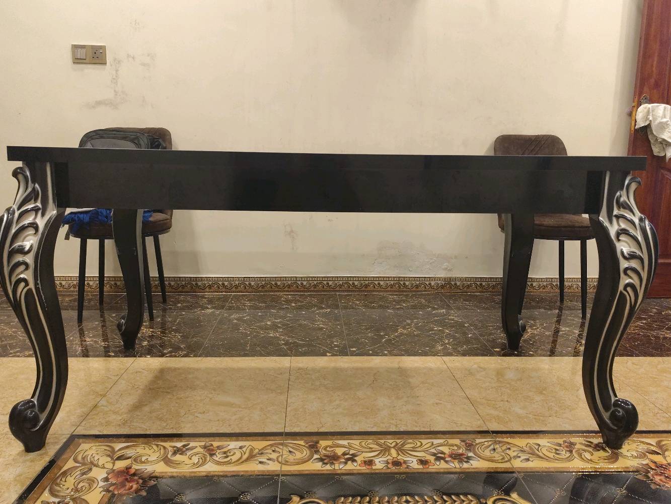 ميز ست كراسي لكن بدون الكراسي السعر ٢٥٠ الف وبيه مجال