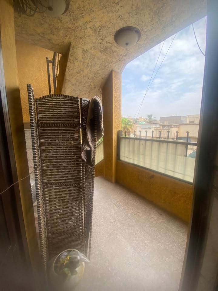 شقة للبيع كراده داخل  المساحة ٧٠م  ط ٢ تحتوي على غرفتين +صاله+مطبخ وخدمات للاستفسار *********** /***********
