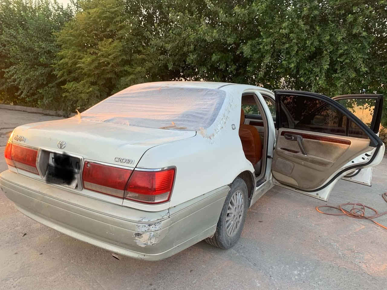 كراون(ملكه)موديل2000
محركD4 نضيف حيل دمعه كير شرط تبريد بيها صدر نص عمر وجام الخلفي مكسور  السعر24وبيها مجال***********
