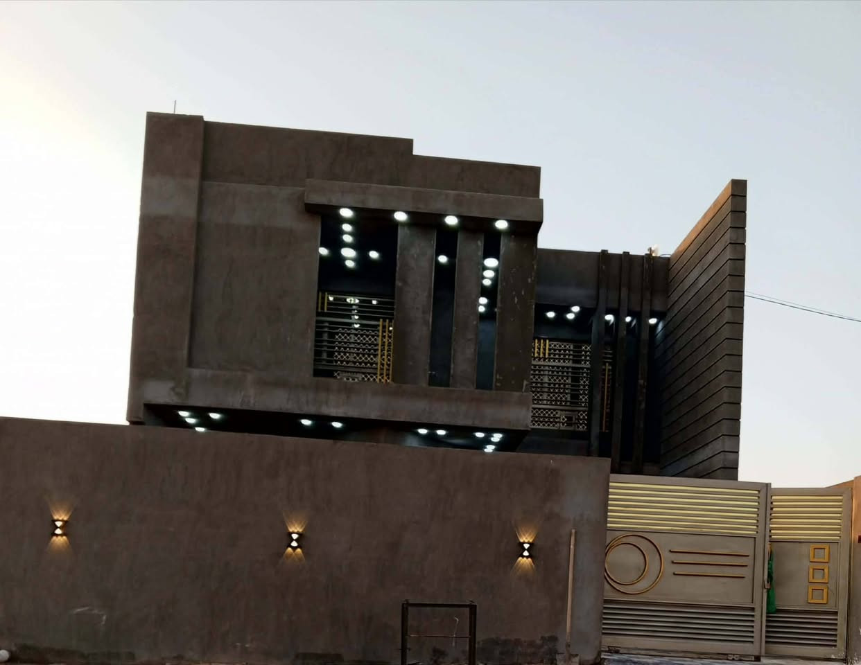 @إشارة 
بيت للبيع طابقين في بابل حصوه يبعد عن حولي الحصوة 400 متر واجهة 10 ونزال 25 المساحة الكلية م 250 متر بناء هندسي حديث مي وكهرباء فول حديقة وكراج بي وسطح شتايكر السعر 175 مليون ومطلوب اسكان 42 مليون ينزل من سعرة قسطهن 221 الف بالشهر السعر نهائي من الاخير قفل لاستفسار الاتصال ***********
