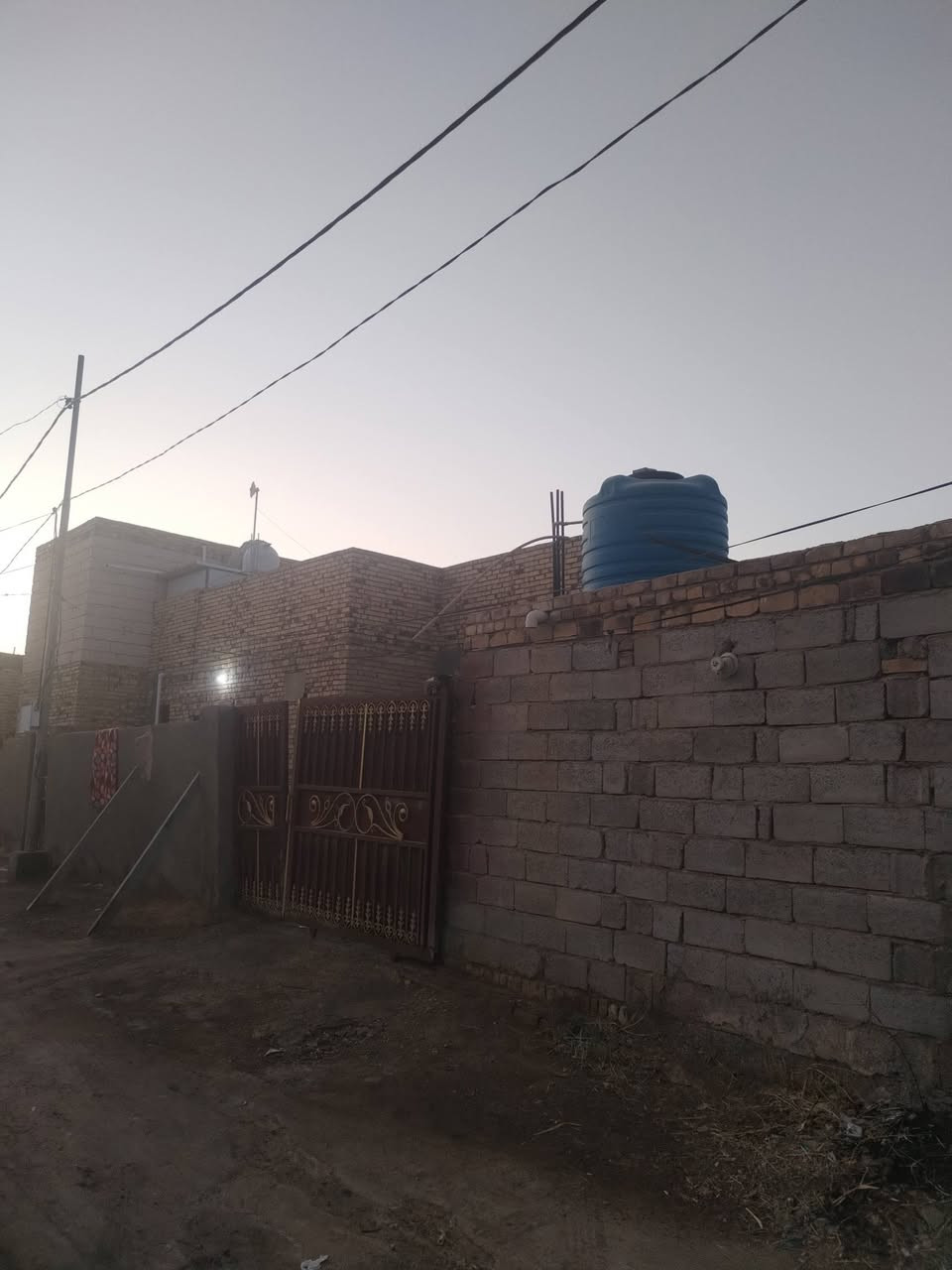 البيت للبيع طابو زراعي سند 25/المساحة 400/متر/العنوان /قرب معمل /كاشي سيد ابراهيم ابو عميمه، طريق سنيه ديوانيه، /البيت يحتوي ع /اربع غرف +استقبال 10/متر /+گراج 100/ /،يبعد عن الشارع العام 300متر نزله تبليط الحد الباب...  السعر ع خاص او الاتصال ع ***********
