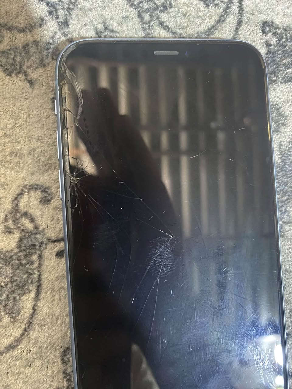 ايفون xr  للبيع 

ذاكرة 64 
بطارية 78 🔋 
الجهاز مثل ما موضح شاشه بيها فطور بي ما مأثر على الاستخدام والكامرة الخلفية بيها رجفة قليل جهاز ما مفتوح ولا مبدل بي شي 

السعر 100 الف بي مجال قليل 

***********

نص مكتوب في الصور:
- ٢:٣٥ < البطارية حالة البطارية والشحن رسالة مهمة حول البطارية حالة بطاريتك متتدنية جدًا. يمكن أن يبدل أحد مزودي خدمة Apple المعتممدين البطارية لاستعادة الأداء والطاقة القصوويين. العثور على خيارات الخدمة... الحد الأقصى للقدرة ٧٨٪ هذا قياس لقدرة البطارية مقارنة بقدرتها عندما كانت جديدة. قد تتسبب القدرة المنخفضة بتقليل ساعات الاستخدام بين عملية الشحن والأخرى. أقصى قدرة للأداء تدعم بطاريتك حاليًا الأداء الطبيعي وقت الذروة. شحن البطارية المحسن للحد من استنزاف عمر البطارية، يتعلم الـ iPhone من عادات الشحن اليومية، بحيث ينتظر ولا يتجاوز ٨٠٪ حتى يحين موعد حاجتك إلى استخدامه.