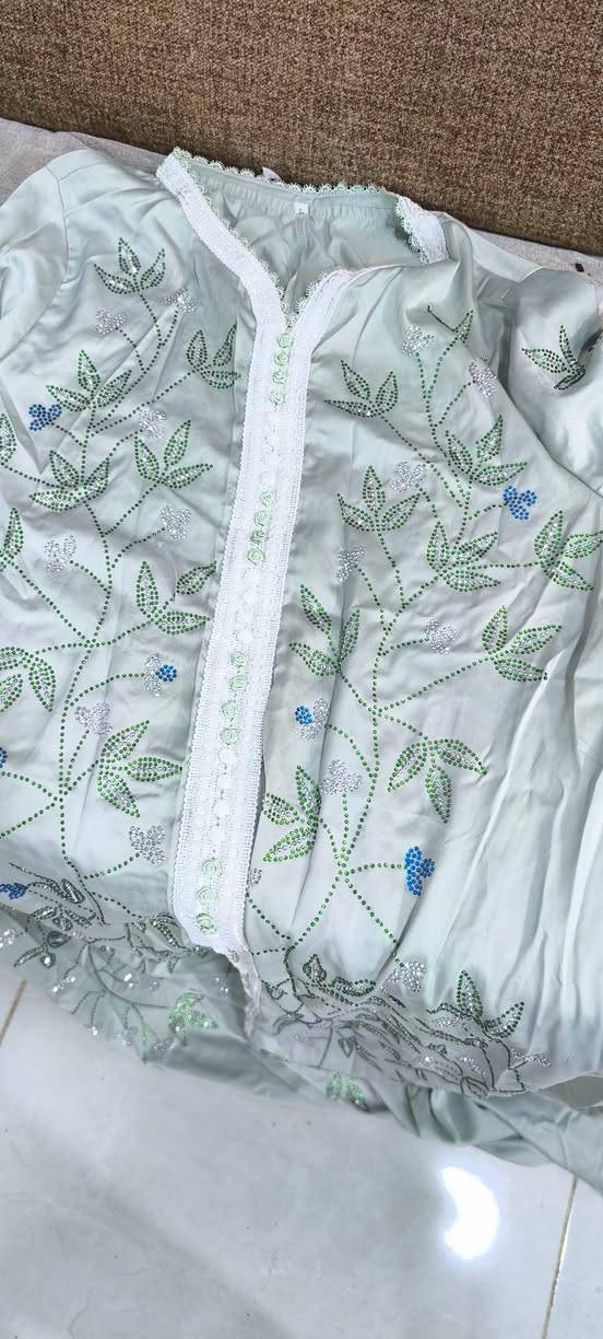 مخور يلبس وزن 70/65 سعرة 20 الف

نص مكتوب في الصور:
- Al-Makhwara Boutique