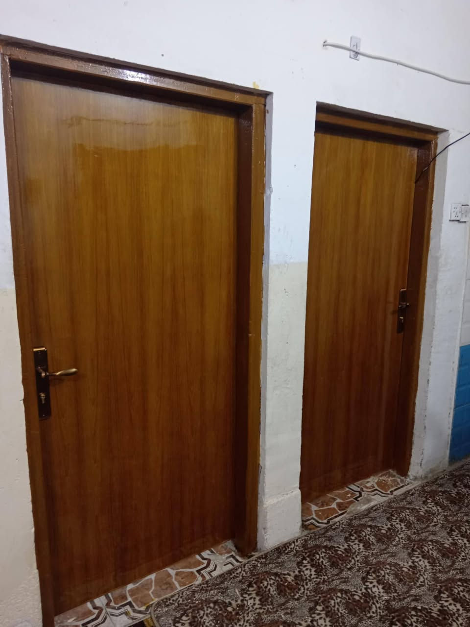 السلام عليكم بيت طابو صرف حي خضير ركن على شارعين المساحه ١٢٥ واقع حال ١٥٠ م كدامك ساحه منتزة مستقبلا غرفتين نوم وهول ومطبخ واستقبال ٦متر ماساحب عليه سلفه عكاده صحيات داخليه وخارجيه ارضيه بور سلين خدمات مجاري كهرباء مولد جاهز السعر ٧٠ وبي مجال بيع او مراوس ***********
