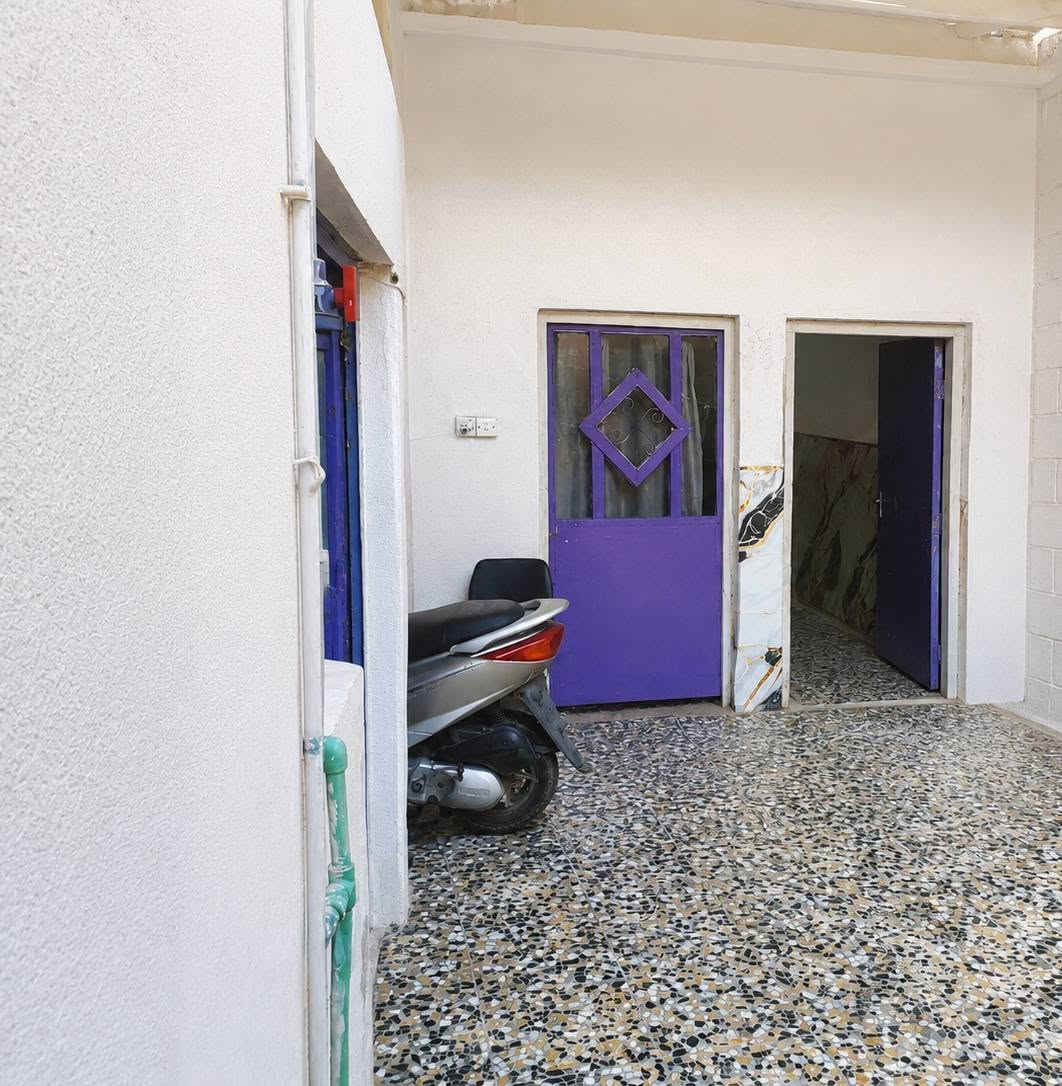 الدار للبيع
بيت ١٠٠م قاطين الواجهيه ٥ والنزال ٢٠ البناء ٣غرف وصاله وستقبال وملحقاته مكيش قاطين وسراميك

السقف صب مسلح

العنوان حي طارق القديم قرب معمل الغاز

قريب عل شارع العام 

السعر ٤٥ وبي مجال      

االرقم ***********
