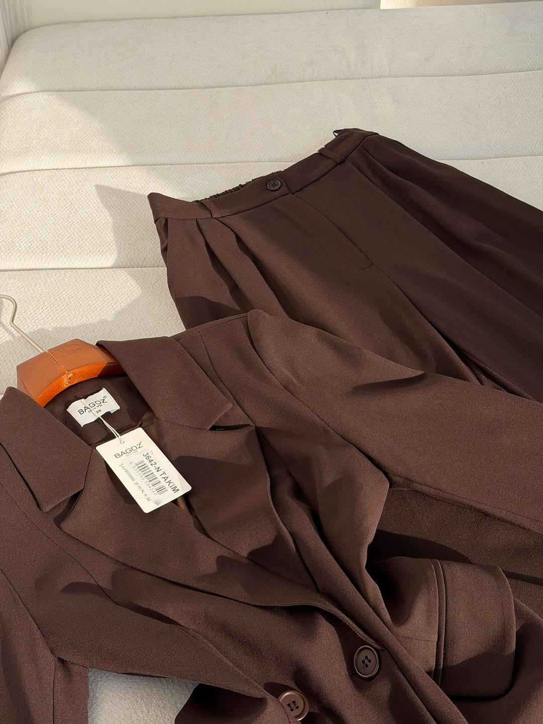 اختاري إطلالة تبقى حلوة بكل صورج 🎓🤍
طقم رسمي بقصّة راقية ومرتبة، يجمع بين الفخامة والبساطة ويعطي لوك أنيق بدون مبالغة ✨

الطقم يتكوّن من بليزر رسمي بقصّة محددة، ياخة كلاسيكية، أزرار أمامية وجيوب بتفاصيل مرتبة، ويا بنطرون واسع بقصّة رسمية وكسرات من الأمام؛ تنسيق متكامل ينفع للتخرج، المناقشات، الدوام والمناسبات الرسمية. 🤍

الألوان المتوفرة :
رصاصي 🩶 | جوزي 🤎 | ماروني 🍷 | زيتي 🫒 | كحلي غامق 💙 | أسود 🖤

وإذا محتارة شنو تلبسين تحت روب التخرج؟ 🎓
هذا الطقم اختيار يخلي إطلالتج مرتبة وفخمة حتى من تشيلين الروب ✨

متوفر لدى أزياء غالية 🌸
اختاري لونج وقياسج وخلي إطلالة التخرج علينا 🤍

🚚 توصيل جميع محافظات العراق بـ 5 آلاف عيني ❤️⁩

📍 نستقبلكم داخل أزياء غالية:
من 8 صباحاً إلى 9 مساءً ❤️

📩 الرد على الرسائل وتثبيت الطلبات:
من 10 صباحاً إلى 8 مساءً

🔥 انتظروا باقي الموديلات الجديدة… لأن اللي جاي أقوى! ✅
