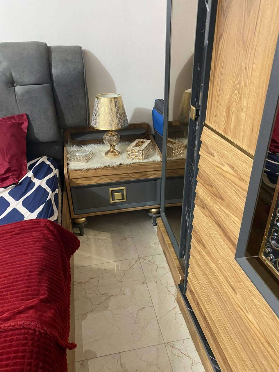 سلام عليكم غرفه للبيع مثل ما موضح عدكم سعر 650 عنوان بغداد الامين ***********
