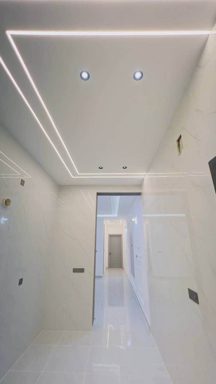 بيت للبيع قرب اسواق الصفوه
على شارع ٢٠ 
المساحه ١٢٥ حر غير مطلوب
بناء جديد ٢٠٢٦ كونكريت غير مسكون.
١ـ يتكون الطابق الاول من
طارمه ومطبخ واستقبال وصاله وغرفه ومنور وصحيات داخليه وخارجيه
٢ـ الطابق الثاني
 غرفتين وصاله وحمام كبير
وسطح اول
موقع مرتب شارع ٢٠ متر🌱
***********📞
